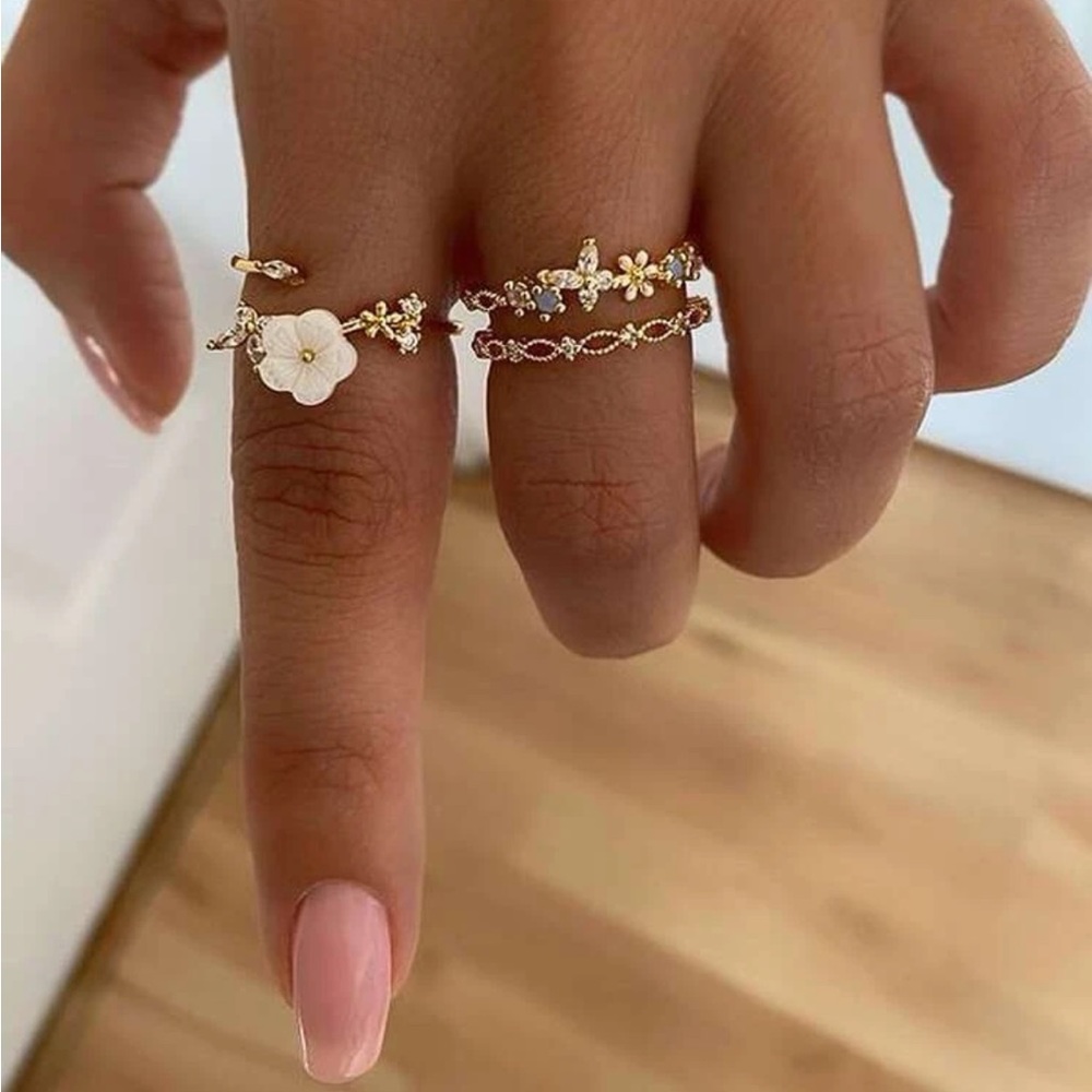 🎉 New Golden Crystal Floral Ring Set of 3